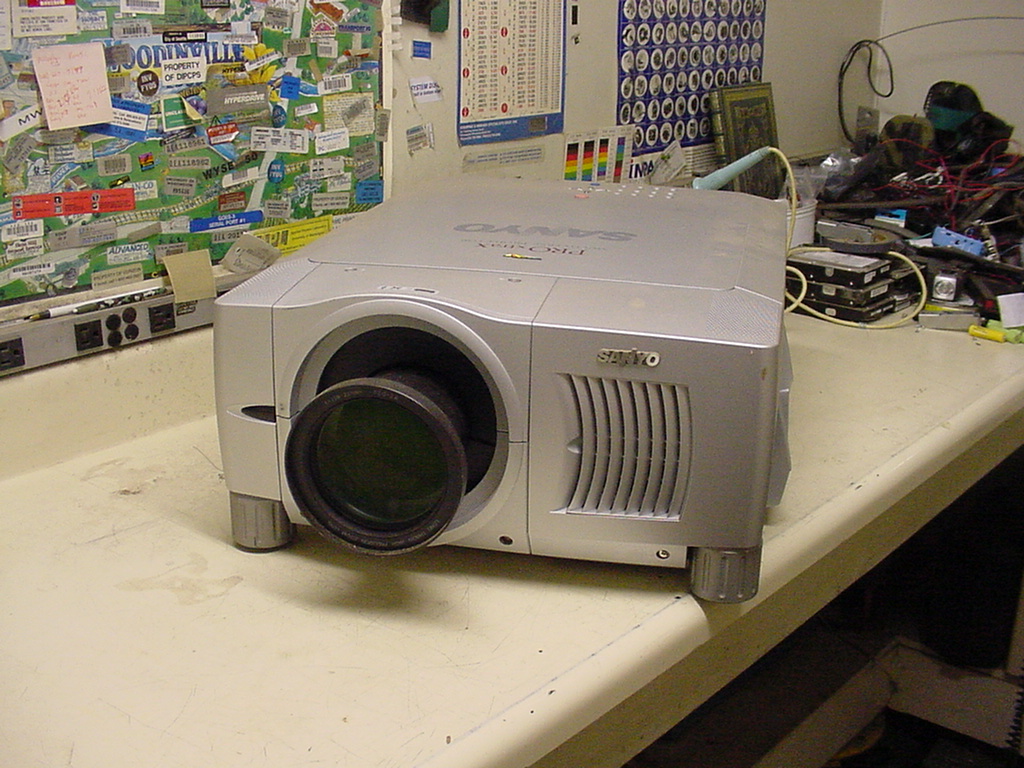 Sanyo PLC-XF35NL Front